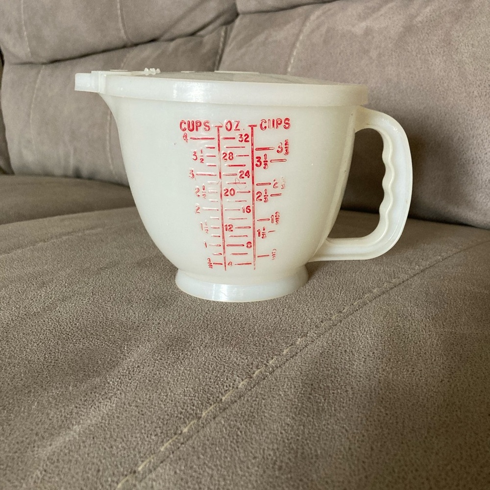 Vintage 1977 Vintage Mix and Store Measuring Bowl / Pitcher 4 cups / 1 Quart